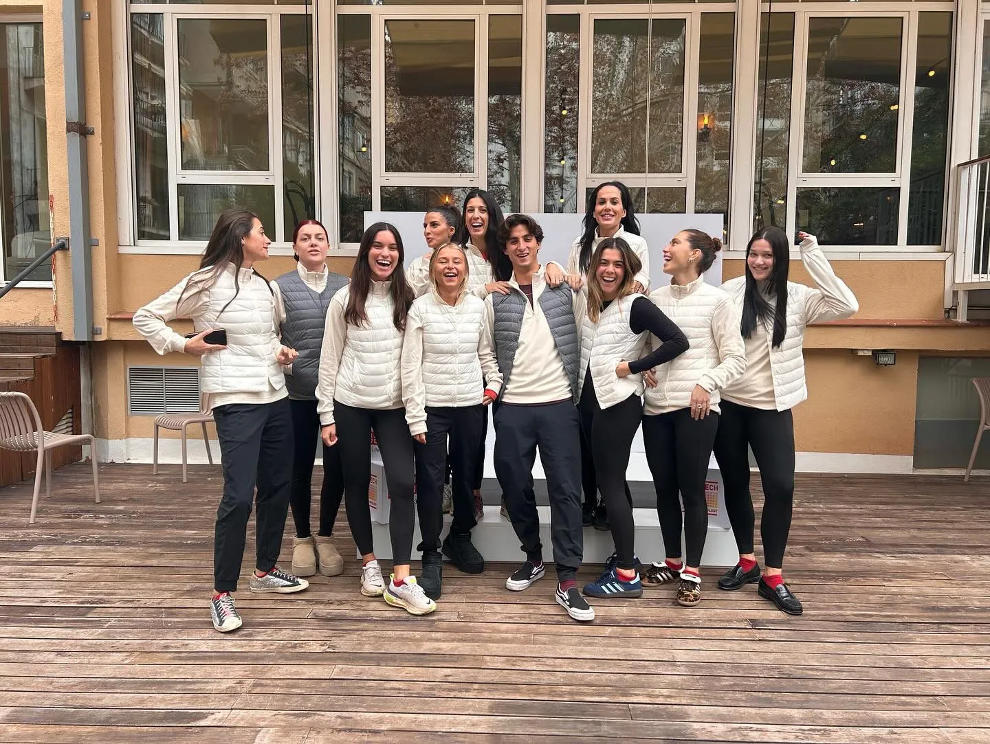 La comunitat INNER meditant en grup en una terrassa de Barcelona