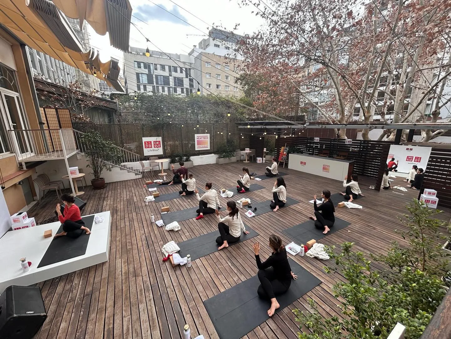 Clase de yoga de INNER by Lau en un evento privado para Uniqlo en una terraza de Barcelona