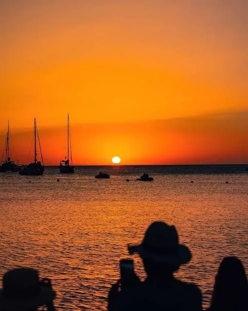 Puesta de sol sobre el mar